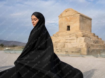 بانوی ایرانی در آرامگاه کوروش بزرگ
