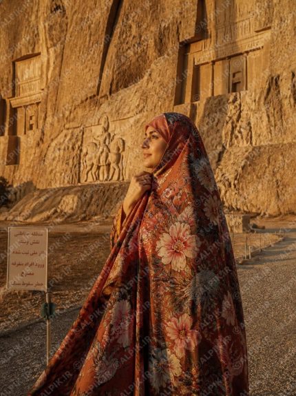 پرتره زن ایرانی با چادر گلدار در نقش رستم