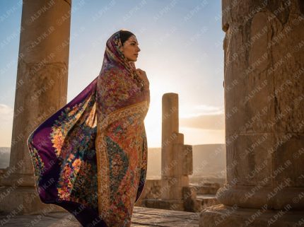 پرتره زن با شال سنتی در بنای باستانی