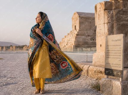 پرتره زن ایرانی در آرامگاه کوروش بزرگ