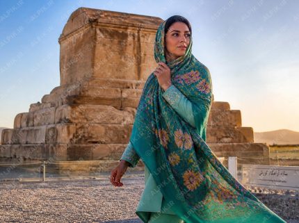 پرتره زن ایرانی در آرامگاه کوروش بزرگ