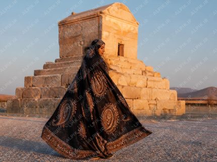 بانویی با پوشش سنتی در آرامگاه کوروش بزرگ