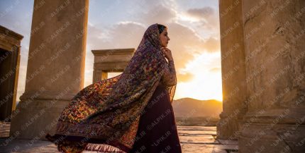 زن با پوشش سنتی ایرانی در بنای تاریخی هنگام غروب