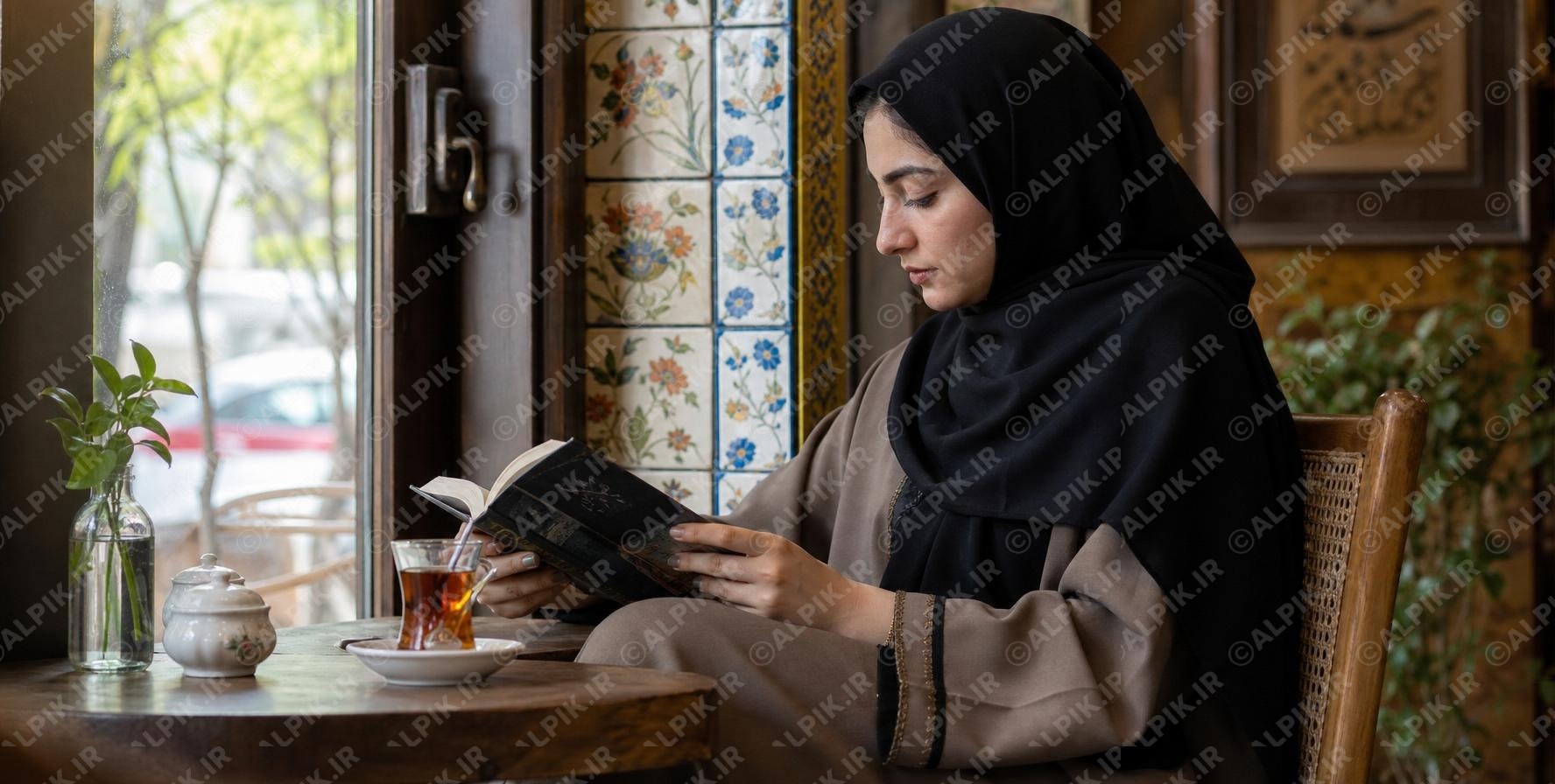 alpik-2836472.jpg مطالعه در کافه سنتی
