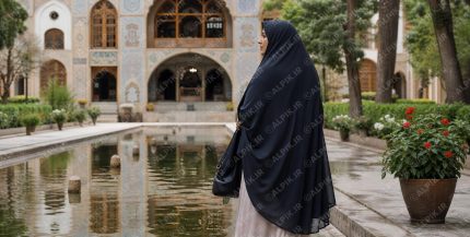 زن با پوشش چادر در عمارت سنتی ایرانی