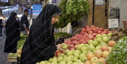 خرید میوه در بازار سنتی