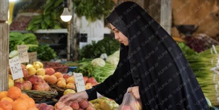 خرید زن ایرانی در بازار میوه