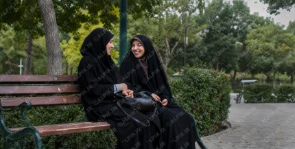 گفتگوی دوستانه دو زن باحجاب در پارک