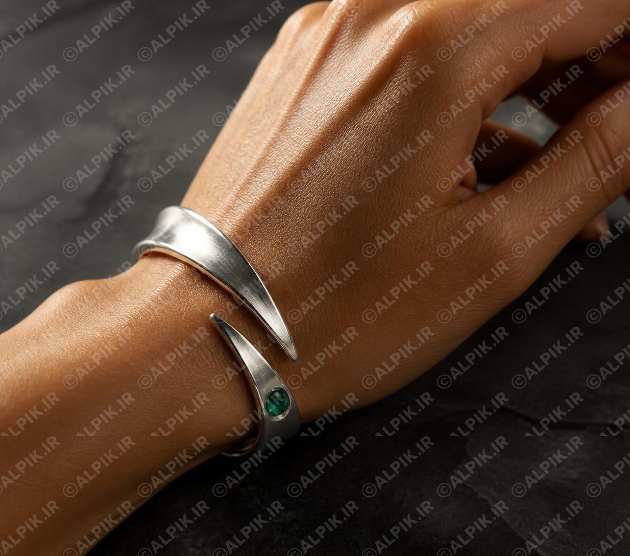 alpik-2973816.jpg دستبند نقره مینیمال با نگین زمرد
