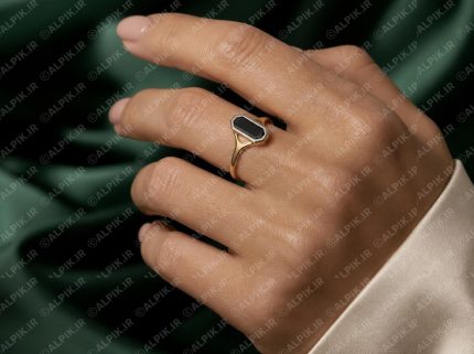 انگشتر طلای زنانه با نگین مشکی هندسی
