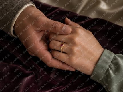 حلقه طلای ظریف با نگین سرخ در دستان زوج عاشق
