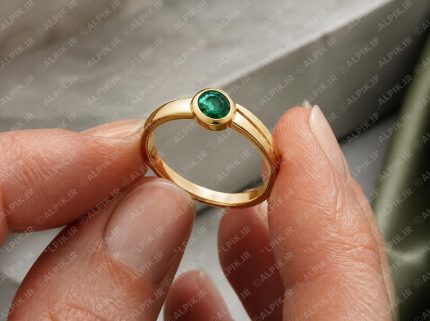 انگشتر طلای ظریف با نگین زمرد سبز