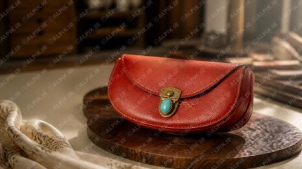 کیف چرمی دست‌دوز قرمز با قفل فیروزه‌ای