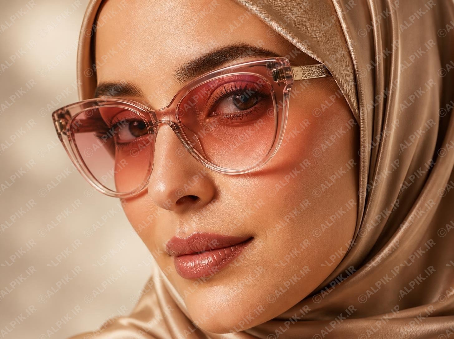 alpik-2999649.jpg عینک آفتابی گربهای زنانه با فریم شفاف صورتی