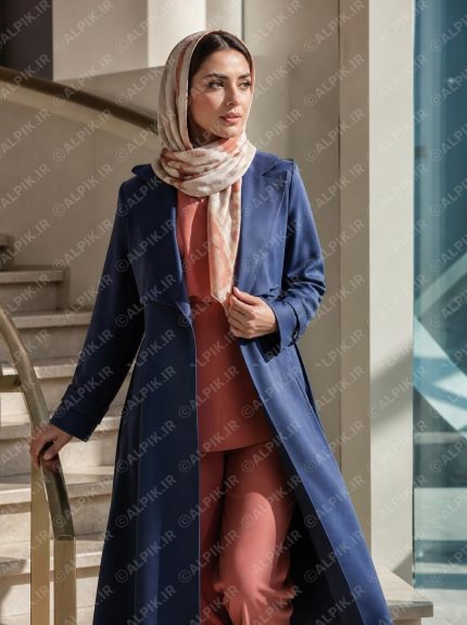 عکس باکیفیت مانتو بلند سرمه‌ای و استایل شیک زنانه