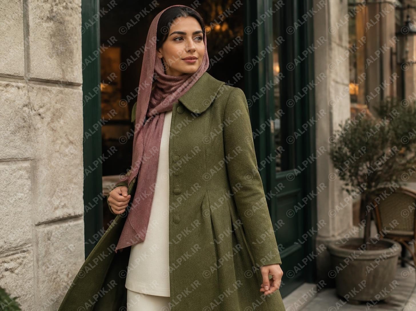 alpik-3057748.jpg مدل پالتو زمستانه زنانه شیک با شال صورتی
