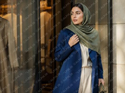 عکس تبلیغاتی پوشاک زنانه با پالتو شیک آبی و شال زیتونی